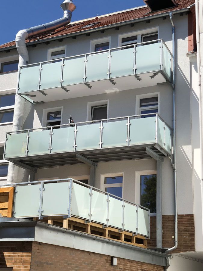 Evers Metallbau GmbH, Hausfront mit Balkonen
