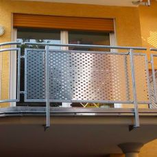 Balkon mit Stahlgeländer