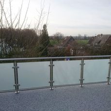 Evers Metallbau GmbH, Balkon mit Milchglasbrüstung