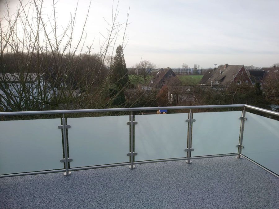 Evers Metallbau GmbH, Balkon mit Milchglasbrüstung